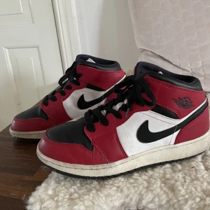 Jordan 1 chicago black toe - Jordan 1 i storlek 40, rätt så använda därav priset! Kan sälja de billigare vid snabb affär💕