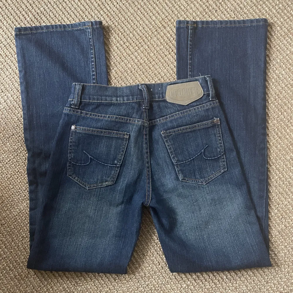 Lågmidjade raka/utsvängda jeans från märket Crocker💕knappt använda och säljer då de är för små, har därför inga bilder med de på😌. Jeans & Byxor.