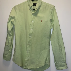 Ralph Lauren Skjorta - Fint skick, minns inte ens när jag använde den senast. Slim fit  Lime grön