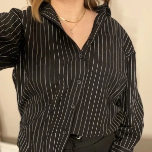 Svart/vit randig oversize skjorta - Säljer min svart/vit randiga skjorta som är från H&M. Det är en oversize skjorta som är i storlek XXS, men som sitter som en vanlig skjorta i storlek S/M, så att den sitter som en helt vanlig skjorta!