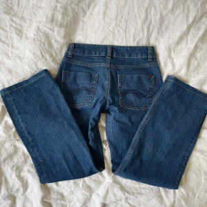 Lowwaist Vero Moda jeans - Lågmidjade jeans från Vero Moda. Midja: 76cm  Innerbenslängd: 70/74cm (uppsydda) Sitter utsvängt nere på mig men skulle säga att byxan i sig är flare/straight. Längst ner på höger bakficka är gula tråden lös, men de tänker man inte på. Annars som nya💕 