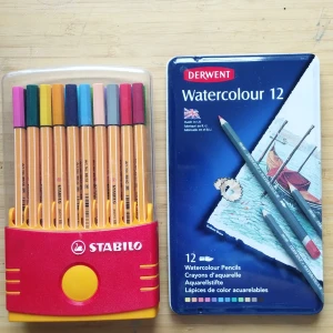 Konstnärsmaterial - Säljer dessa fineliners och akvarellpennor som är i princip oanvända av mig och som vill ha en ny ägare som använder de mer. Alla fineliners funkar men på en är spetsen lite bruten, skickar gärna bild. En för 50, båda för 80 🎨