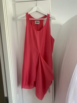 Rosa klänning från Acne - Rosa klänning från Acne, storlek 38. Knappt använd så i väldigt fint skick.   200 kr eller högst bjudande.
