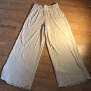 Sommarbyxa - Pösiga svala byxor. Inga skador vad jag vet. 