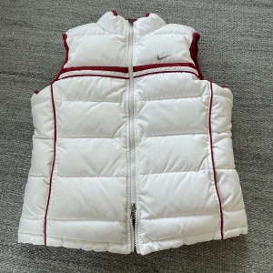 Nike puffer väst  - Fet vintage nike väst! Finns ingen size men skulle säga S dam ish, fint skick 