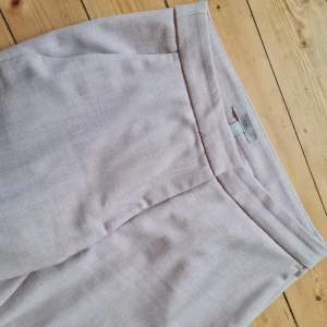 Puderrosa kostymbyxor - Superfina puderrosa kostymbyxor i ull från hm. Stl 36, använda en gång bara då de var för små