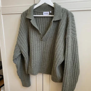 Stickad tröja Weekday - Grön stickad tröja från Weekday. Använd 3 gånger Max. Storlek S. Skick som ny. Köparen står för frakten💓