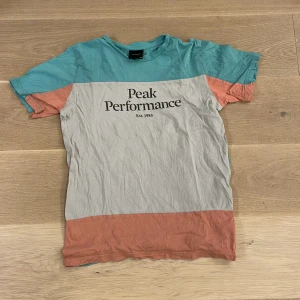 Peak performance tröja - Peak performance tröja, köpt i butik. Blå, vitt och rosa. Kontakta mig vid intresse av tröjan💙