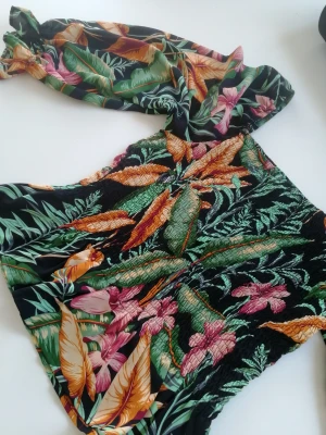 Sommarblus - Superfin sommarblus i härliga färger. Aldrig använd. 