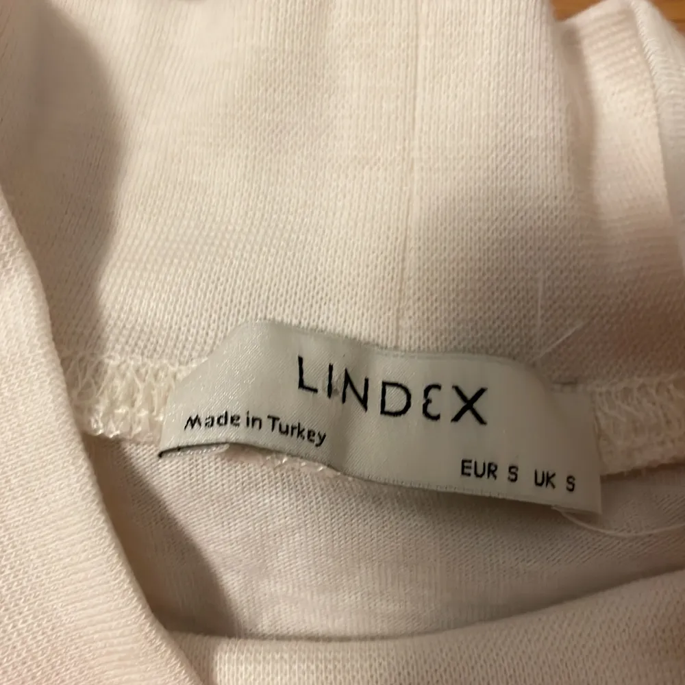 Vit t shirt från Lindex, lite oversized aldrig använd 10kr. T-shirts.