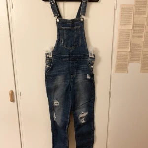 Hängselbyxa - Hängselbyxa från Hm stl. 38 (jag är oftast 40 och kan också ha dem då de är lite stretch i dem). De är lite mer blå i verkligheten än på bilden