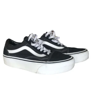 Vans strl: 37 - Vans sneakers hög sula strl 37 Använda och defekter förekommer, syns på bild 2&3, annars rengjorda.  