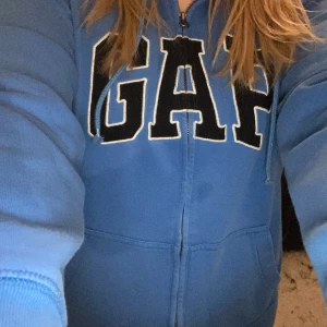 Gap hoodie - Säljer denna snygga Hoodien för jag inte använder längre, använd ungefär 7 ggr