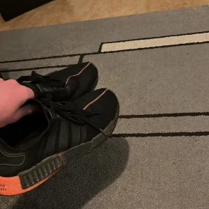 Adidas nmd r1 star wars edition - Otroligt sköna Adidas nmd r1 säljes. Lite slitage på sulan men annars i bra skick och har inte använts jättemycket. Hör av er vid funderingar 