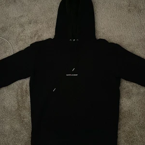 Saint Laurent luvtröja - Använt 4-5 gånger Storlek S passar M Köptes för runt 5500kr Inga hål eller fel på tröjan - sparsamt använd