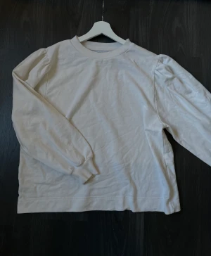 Tröja  - Tröja med detaljer på axlarna