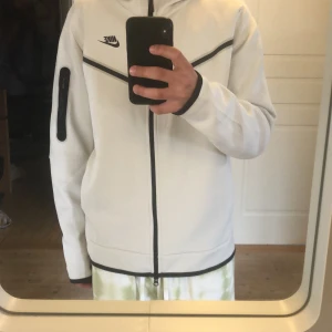 Nike tech fleece - Säljer min helt nya oanvända Nike tech fleece för att den passar inte på mig, köpte den på jd sports för 1350 och fick den efter två veckor så gick inte att lämna tillbaka den. Kan sänka pris vid snabb affär