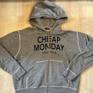 Riktigt Cheap Monday zip-hoodie som står som M men passar S, XS. Bra skick 7/10, lite cropped passform. Skriv gärna om du undrar nått🤞