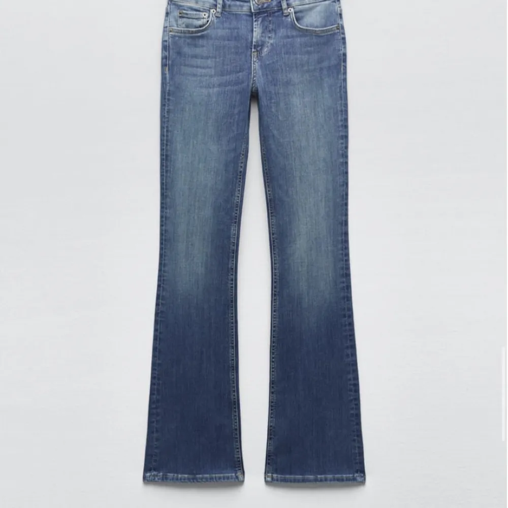 lågmidjade zara jeans som köptes men aldrig kom till användning💖 super snygga och har inga defekter. skriv för mer bilder 💞 priset kan diskuteras . Jeans & Byxor.