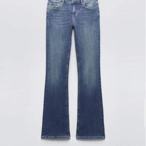 lågmidjade zara jeans som köptes men aldrig kom till användning💖 super snygga och har inga defekter. skriv för mer bilder 💞 priset kan diskuteras 