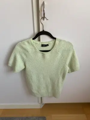 Stickad tshirt topp i en jätte gullig grön nyans!