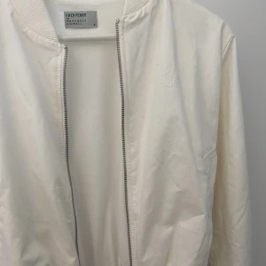 Fred Perry-jacka - Vårjacka från fred Perry. Endast använd vid ett tillfälle. Säljes pga behöver pengar. Inköpt för ca 2000kr.  