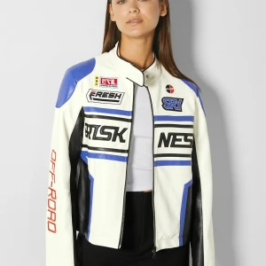 Bershka Racer jacka  - Ny fin racerjacka i konstläder  använd 1 gång, nyskick , köpt för 835kr från Bershkas hemsida.