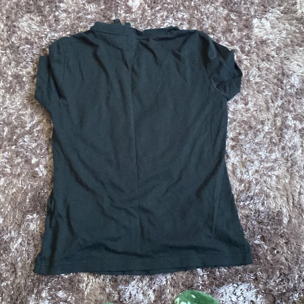 Storleken är small och tröjan är stretchig <3. T-shirts.
