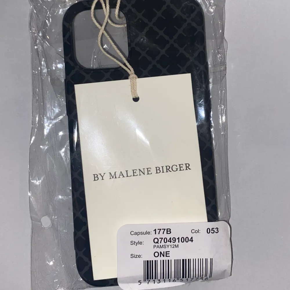 Jag säljer ett nytt och trendigt by Malenebirger iPhone skal som passar iphone 12 mini💗 Det är oöppnat och i färgen dark chocolate💕 priset kan diskuteras ❤️‍🔥ny pris: 299kr. Accessoarer.