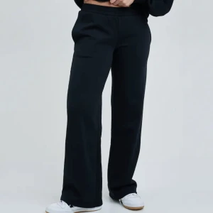 Lowwaist mjukisbyxor - Lowwaist mjukisar från bikbok i strlk M som är slutsålda i den storleken jättefina. Köpte på plick med tyvvär lite lite korta på mig som är 173 Tyvärr💔