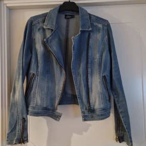 Jeansjacka  - Kort jeansjacka med flera detaljer 