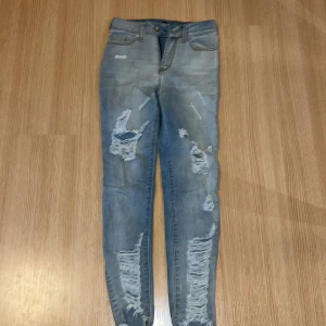 Ljusblåa söndringa jeans  - I bra skick och inga tecken på användning 