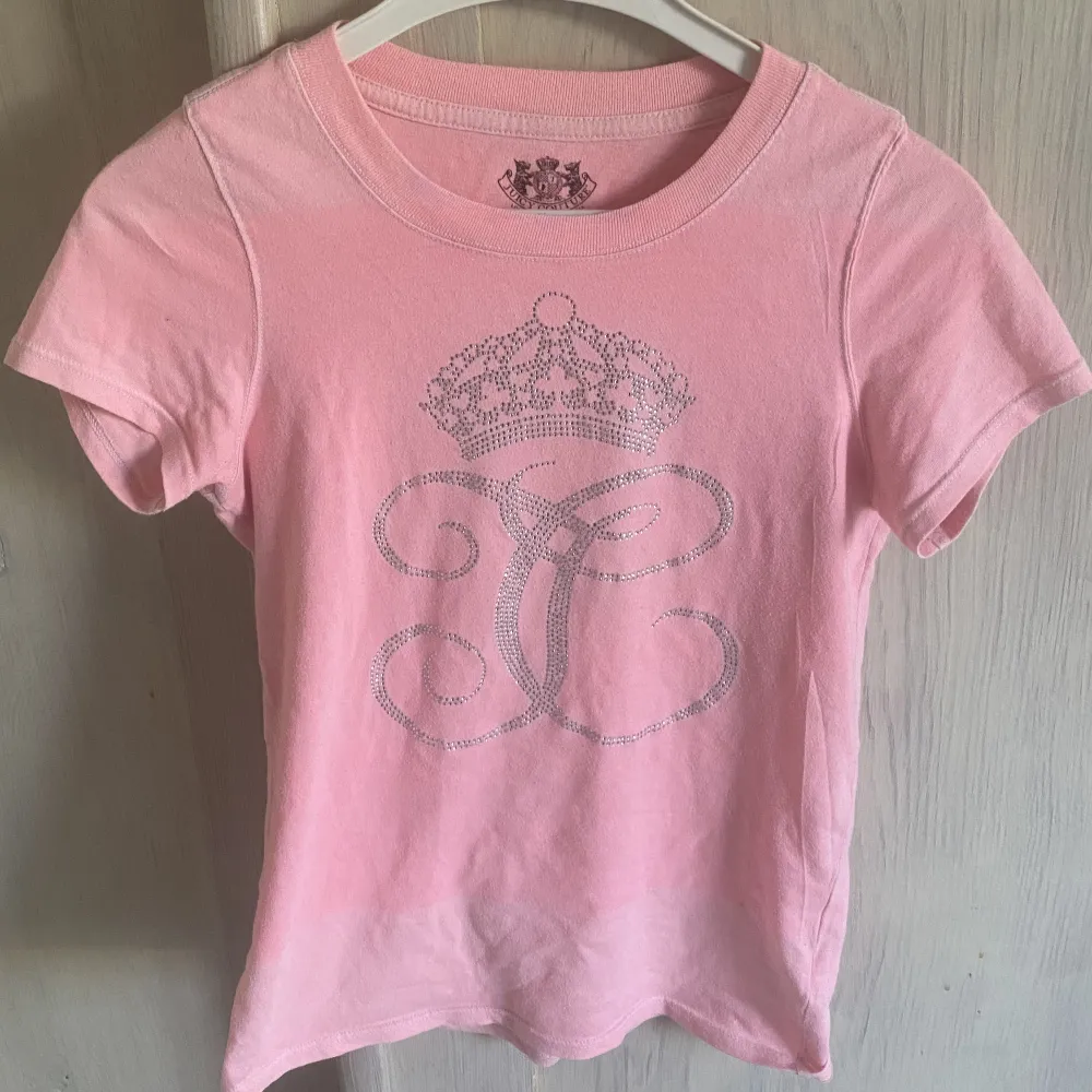 Säljer min rosa Juicy Coututre Tshirt med rhinestonestenar. Från barnavdelningen men sitter som en S. Jättefin men använder inte längre!. T-shirts.