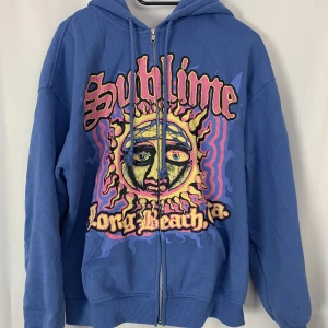 Graphic zipup - Graphic zipup som knappt är använd. Köpt på hm och passar s-l💕