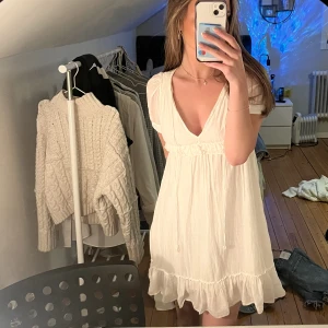 Vit klänning - Super fin sommar klänning i linne material. Okänt märke då den köptes för ett tag sen. Nästintill aldrig använd🌼