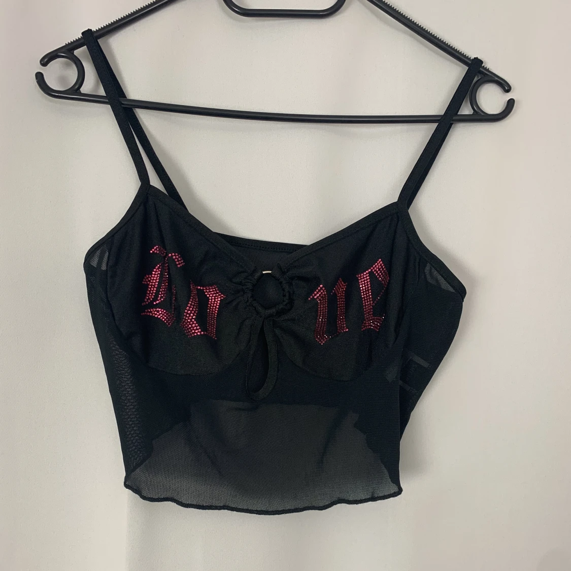 Topp med rosa stenar