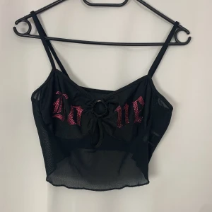 Topp med rosa stenar - Oanvänd topp som passar s-l. Köpes gärna tillsammans med andra toppar för samfrakt och billigare pris💕