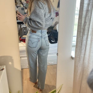 Perfekta jeansen! - Levis byxor, i fint skick, för stora för mig tyvärr… men sitter annars som en smäck.  W28 L29 👖👖