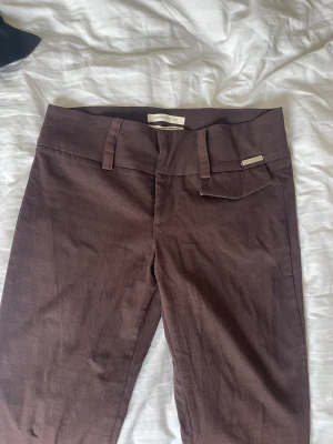 Lågmidjade kostym Urban outfitters  - Bruna lågmidjade kostymbyor från Urban outfitters. De är flared. Använda 1 gång. Säljer pga de är för små