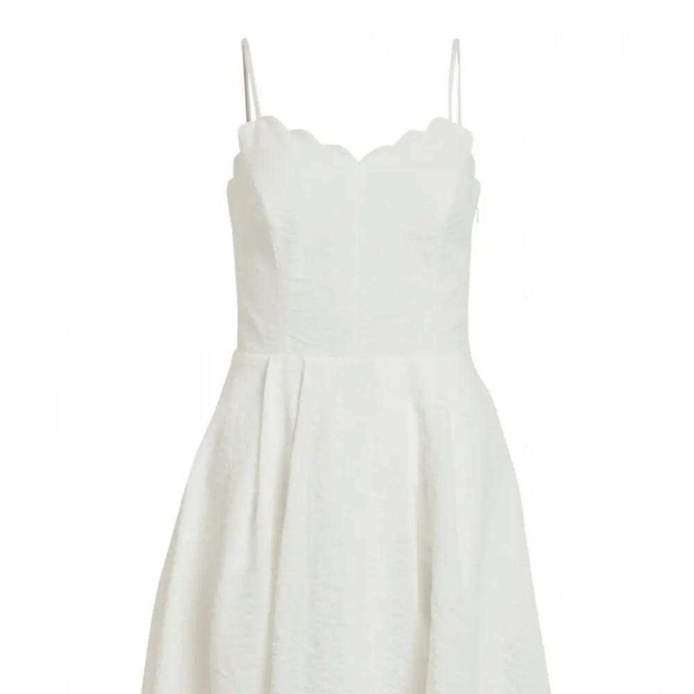 En helt ny vit klänning från VILA!! Köpt för 450kr! Säljer för endast 225kr! Passar perfekt som student klänning!🫶🏼. Klänningar.