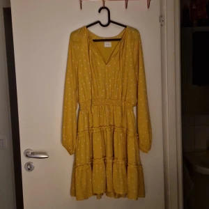 Klänning  - En gul klänning med vita prickar på. Använd 1 gång. Nytt skick 