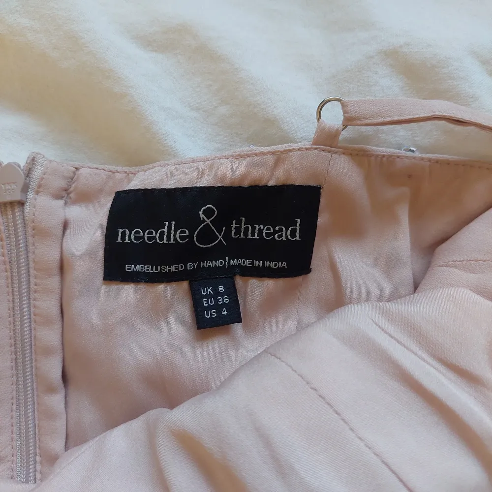 En rosa maxiklänning från märket Needle & thread. Den är i storlek EU 36 och går ner till fötterna på en som är 170 cm lång. Klänningen är provad men aldrig använd pga fel storlek. Lappen sitter dock inte kvar. Nypris: 4000 kr. . Klänningar.