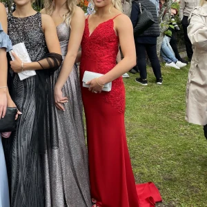 Balklänning - Säljer min fantastiska balklänning ifrån Dressroom Linné. Klänningen är endast använd en gång, nyskick och kemtvättad efter. Skicka om för fler bilder. Nypris 4800kr