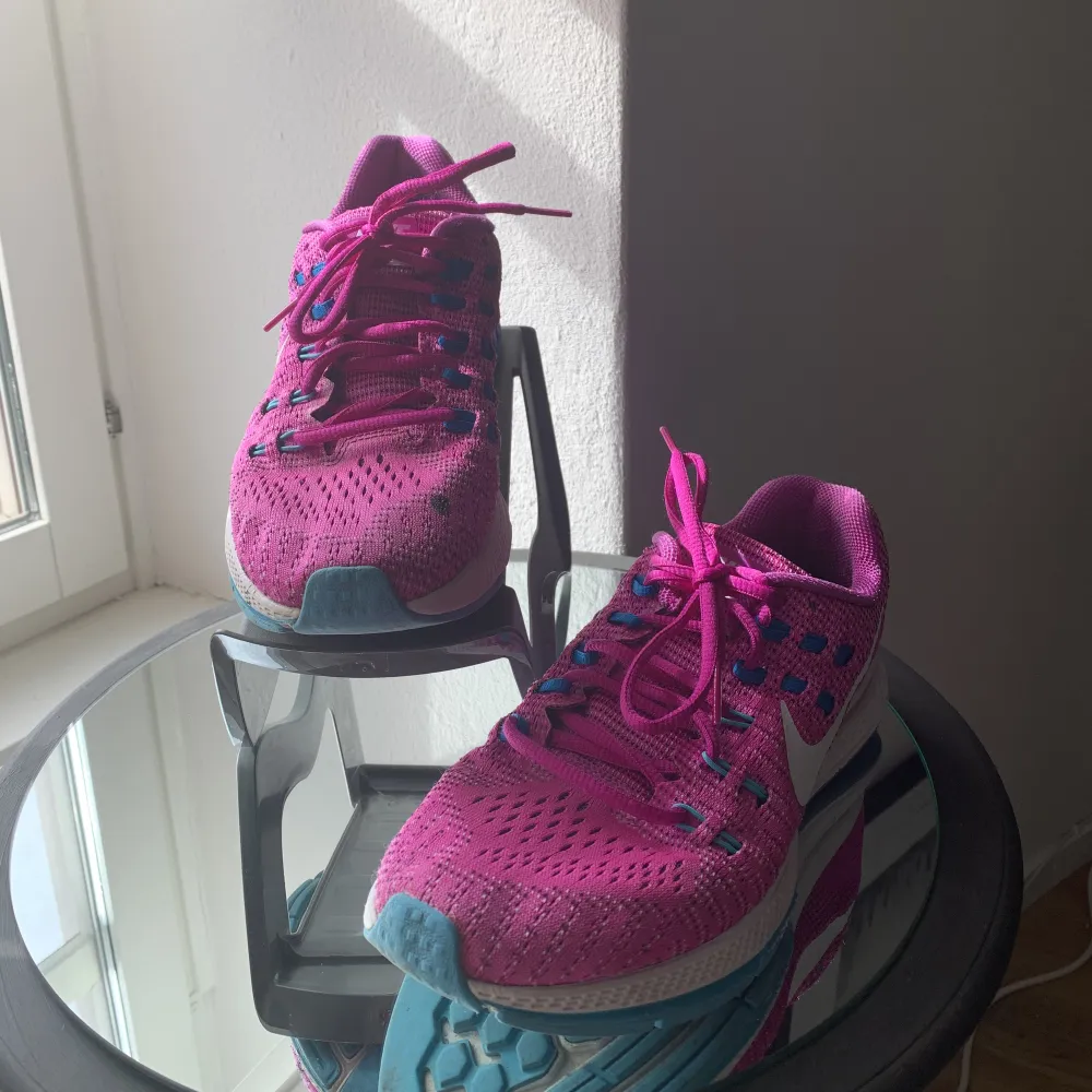 Nike skor i rosa, knappt använda då dom inte passade, dock liten fläck på på höger sko annars fel fria.. Skor.