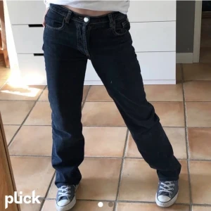 Jeans  - Jätte snygga jeans från zara, jag e 163 o de e lite långa men jag brukar vicka upp de. De sitter jätte snyggt! De är storlek 34 men de e lite stora i storleken så skulle säga att det passa en 36 också. 