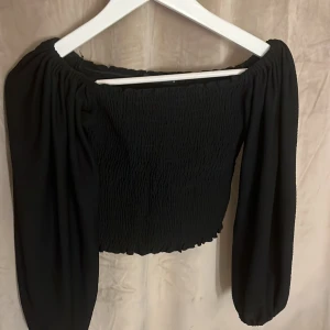 Off shoulder topp - Svart topp från bikbok storlek S. Aldrig använd 