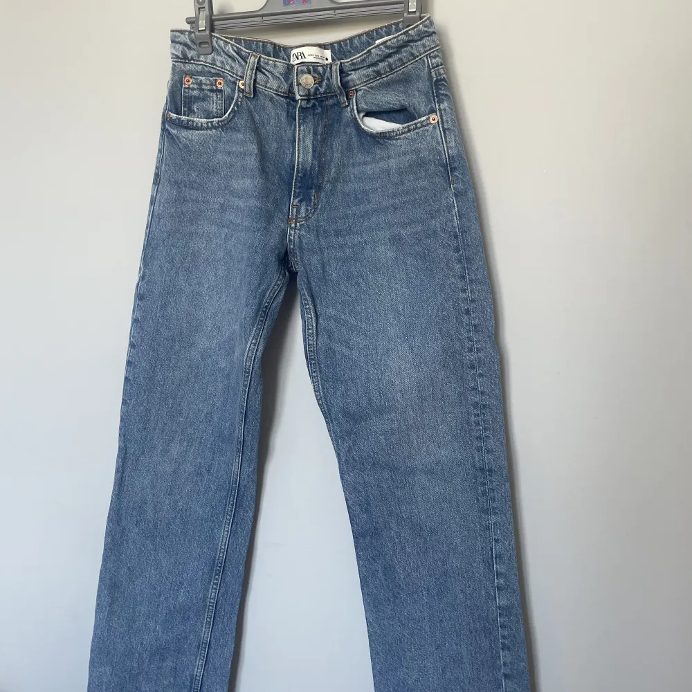 Mid waist jeans från zara💙 storlek 36 men skulle säga att de passar 34 mer!. Jeans & Byxor.