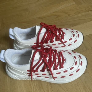 Helt nya Bottega Veneta sneakers stl 38,5 - Säljer helt nya Bottega Veneta sneakers i storlek 38,5. 