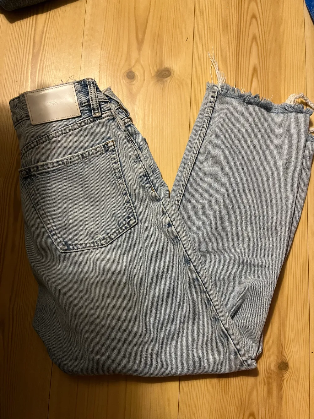 Hög midjade jeans blå Strl: 36 Märke: Zara   Skick: sparsamt använda. Inget att anmärka på. . Jeans & Byxor.