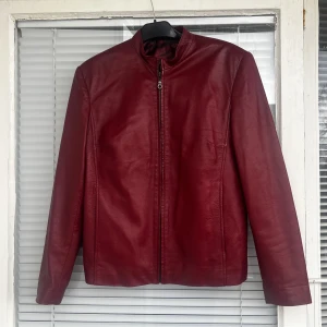 Röd läderjacka  - Röd vintage läderjacka (äkta läder) i fint skick säljes. Strl: L, kan bäras som en one size också. Jackan har även en innerficka. Kan skicka bild på hur den sitter vid önskemål<3